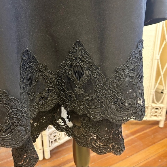 Liz Claiborne Black Cocktail Dress Sheath with Overlay Lace Hem Vintage size 16 - Picture 7 of 17